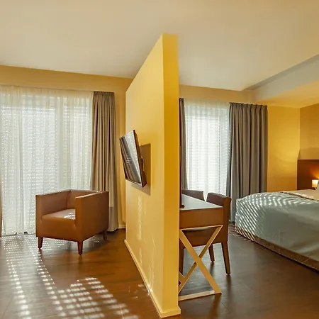 מלון Trip Conference & וצלאר