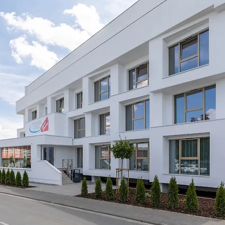 מלון Trip Conference & וצלאר